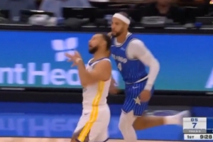 哪里來的小學(xué)生？庫里投中三分后抽抽鬼臉嘲諷薩格斯