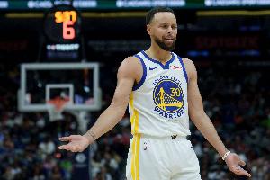 怎么搞的？上半場(chǎng)庫里三分7中5 魔術(shù)全隊(duì)三分16中5還領(lǐng)先7分