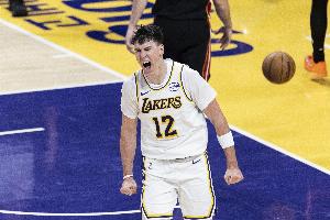 人到球到！東契奇送精彩直塞 拉拉維亞接球順下起飛暴扣