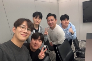 我們也在干活經(jīng)紀(jì)公司SuperAgent曬和peyz的合照