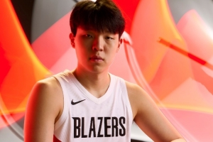 記者：楊瀚森在球場和生活都遇到困難 起起伏伏都是很正常的經(jīng)歷