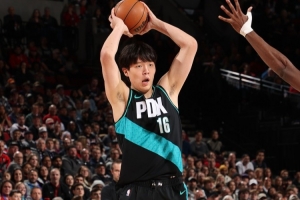 楊瀚森最大改變是自信心 對比賽節(jié)奏也更適應(yīng)了 接下來會越來越好