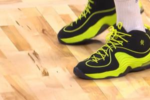 致敬奧蘭多名宿！庫里熱身穿便士簽名鞋 入場穿奧胖簽名鞋