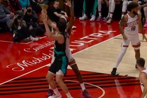 首次出手就命中！楊瀚森低位接球背打 連續(xù)轉(zhuǎn)身夢幻腳步打進！