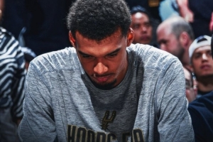 左小腿拉傷缺席數(shù)周！文班亞馬拿下MVP概率從29%暴降至5%