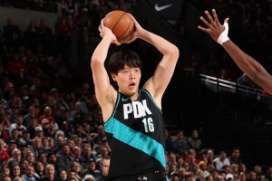 球隊(duì)主持人：楊瀚森應(yīng)該拿走比賽用球 他每次觸球觀眾都會(huì)歡呼