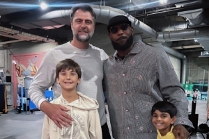 姚明苦主！詹姆斯今日賽后與爵士名宿奧庫(kù)寒暄并合影