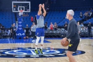 上一場得到9分躺贏一把&今天能反彈嗎？庫里賽前Logo三分兩連中