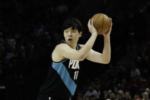 可惜啊拼勁很足！楊瀚森三分不中 隨后拼到前場(chǎng)板還是沒進(jìn)！