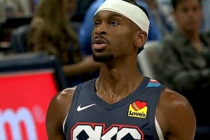 這怎么防？！亞歷山大突破對(duì)抗拉文 隨手一拋打板命中2+1！