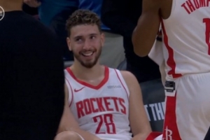 好險(xiǎn)~差點(diǎn)當(dāng)背景！裁判確認(rèn)阿倫隔扣進(jìn)攻犯規(guī) 申京毛巾一扔笑了~