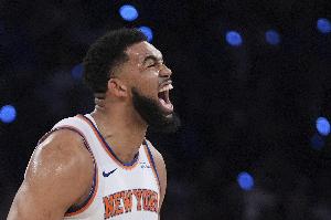 平地起驚雷！唐斯接布倫森分球中路突擊 騰空暴起單臂劈扣