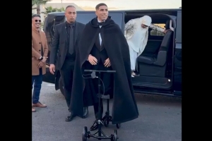 腳踝受傷，阿什拉夫騎特制滑板車出席非洲足球聯(lián)合會(huì)頒獎(jiǎng)典禮