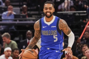 “點名表揚”！邁克·布朗暫停布置時戰(zhàn)術(shù)說道：進攻端點名拉塞爾