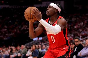 對飚米切爾！阿隆·霍勒迪連續(xù)三分、2+1 末節(jié)砍下14分了！