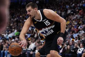 視野開闊！約基奇中線長甩助攻沃特森打進壓哨球