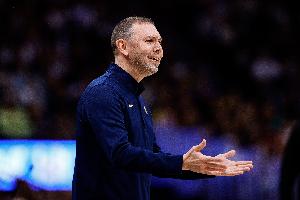 阿德?tīng)柭何覀儽仨毟玫貞?yīng)對(duì)施壓 在客場(chǎng)失誤20次太多了