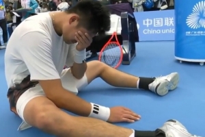 奪得全運(yùn)會(huì)網(wǎng)球男單冠軍！吳易昺戰(zhàn)勝商竣程后 在場(chǎng)邊哭了