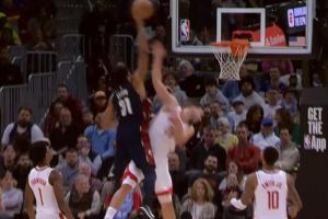 險些十佳！阿倫空切暴起勢大力沉掄扣扣翻申京 裁判吹罰進攻犯規(guī)