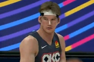 防守千瘡百孔！杰林威內(nèi)線背打引包夾 卡爾森溜底線空接暴扣！