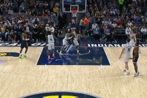 另類3+1！賈雷斯·沃克命中三分同時(shí) 小橋籃下推倒赫夫送加罰