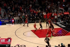 戲劇性？！科比·懷特關(guān)鍵傳球直接給對手 但回頭一個三分追至1分