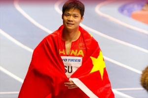 講不出再見！蘇炳添賽后90度鞠躬致謝觀眾，全場高喊蘇炳添致敬