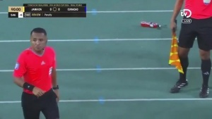 徹底瘋狂！可能絕殺庫(kù)拉索的點(diǎn)球被取消，解說(shuō)員鬼哭狼嚎肆意慶祝