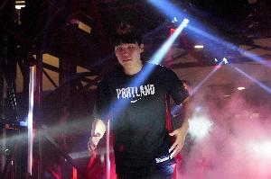 說(shuō)好的更多時(shí)間呢？楊瀚森半場(chǎng)僅打3分59秒 3中1拿2分1板1助