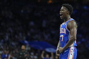 風(fēng)卷殘?jiān)疲“Ｆ鎺炷芬粭l龍反擊 連續(xù)過人起飛雙手暴扣打停猛龍