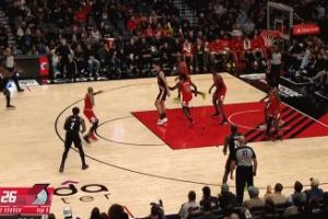 沒進球沒關(guān)系！楊瀚森搶到進攻籃板 隨后不看人傳球助攻格蘭特3分