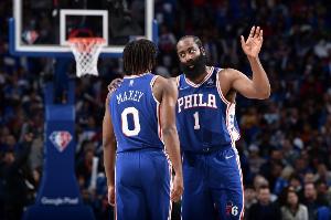 馬克西：哈登在76人犧牲很大 他來的第一天就一直鼓勵我打出風(fēng)格