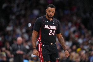 末節(jié)8中7得17分！鮑威爾：這始于德魯·史密斯 他的無私帶動球隊