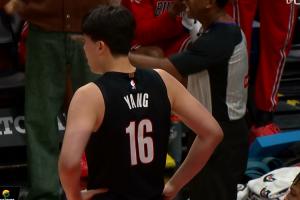 慢了！楊瀚森要球低位背打 運了兩下球直接被刀走