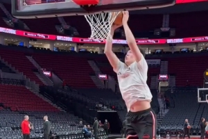 有望獲更多時(shí)間！楊瀚森賽前熱身 持球&空接暴扣 側(cè)翼三分6中3