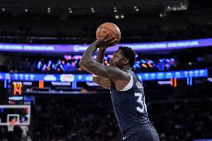 穩(wěn)定火力！蘭德爾半場11中6拿到17分4板 罰球4中4