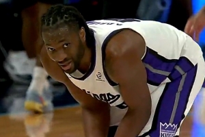 這球有點(diǎn)幸運(yùn)！阿丘瓦反擊躲過卡魯索切球 背身隨手一扔打板命中