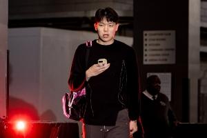 小楊剪頭了？楊瀚森今日入場照 風(fēng)格偏商務(wù) 頭發(fā)剪短了些