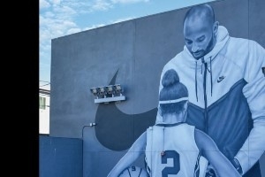 湖人官方曬瓦妮莎新書！此書內容為紀念科比&Gigi壁畫及背后故事