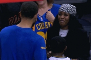 值回票價(jià)！庫里今日雖然不能出戰(zhàn) 但仍積極與小球迷們合影留念