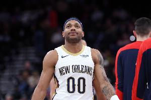 逃過一劫！布魯斯·布朗防守打到對(duì)手頭部 回看未升級(jí)