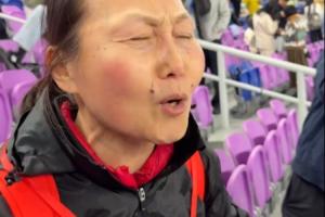 100米欄奪冠！劉景揚(yáng)媽媽落淚：你知道她多艱難，人家都不看好她