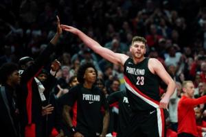 遺憾的生涯之夜~克林根狂搶10個(gè)前場(chǎng)板多于公牛全隊(duì) 空砍17分21板