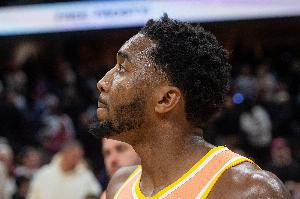 要站出來??！米切爾三節(jié)7中1僅拿2分 第三節(jié)0出手