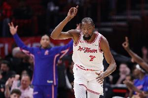 泰厄斯·瓊斯：人們對KD的領(lǐng)導(dǎo)力有些說法 但領(lǐng)導(dǎo)方式不是唯一的