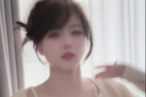 主持駱歆發(fā)布eatitup手勢舞視頻：嗯哼~小拽一下