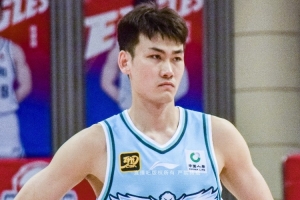 最強(qiáng)二輪秀！媒體人：當(dāng)年腿部骨折 王睿澤單腿堅(jiān)持練習(xí)三分投射