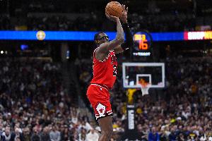 也不咋好！杰倫·史密斯替補(bǔ)12分鐘 6中2&三分4中1拿到5分2帽