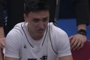 廣東全運(yùn)男籃U22組別奪冠！被替換下場(chǎng)的于米提在替補(bǔ)席激動(dòng)落淚