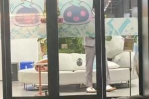 網(wǎng)友分享照片：疑似Daeny教練現(xiàn)身BLG基地！穿搭+鞋子都很像